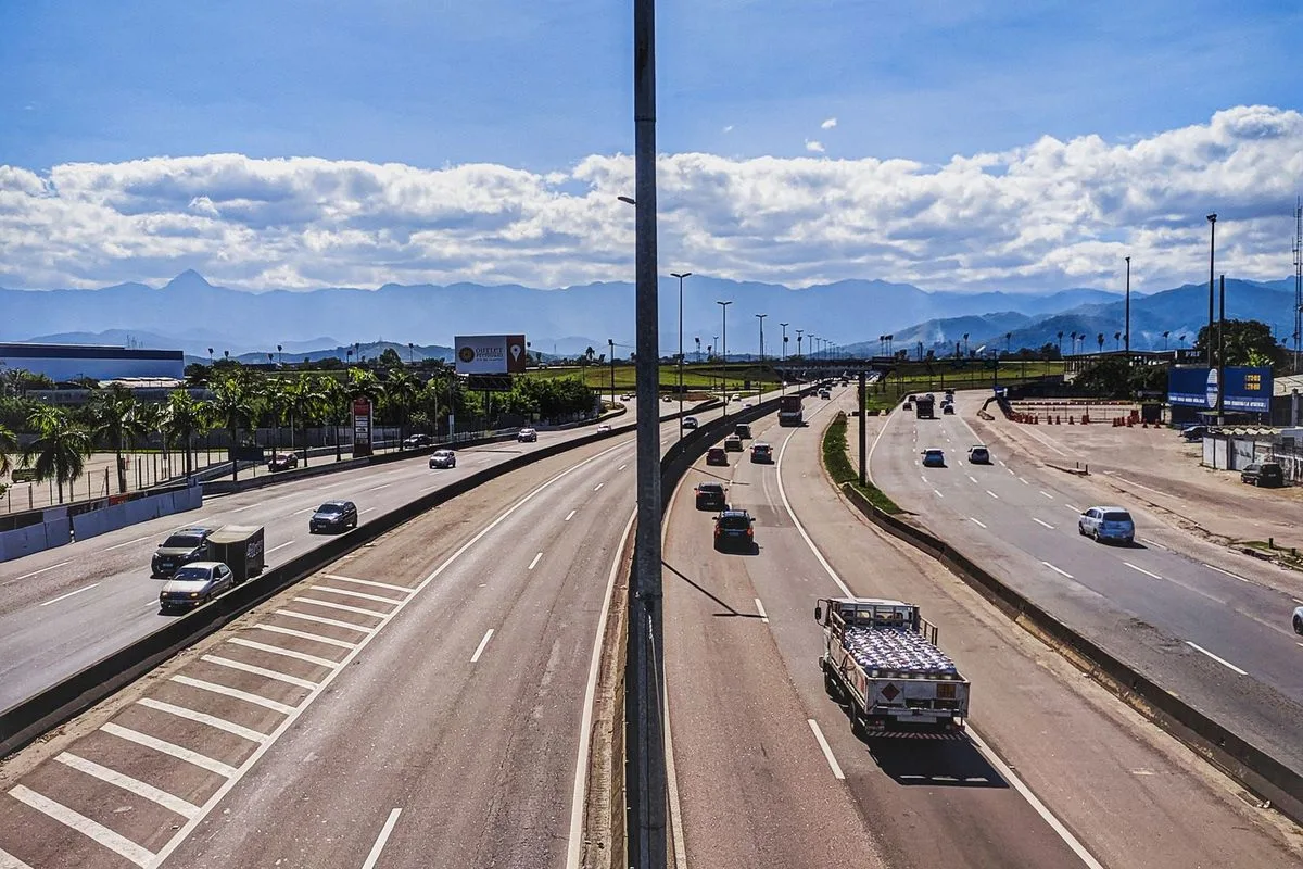 带道路标线和护栏的沥青公路